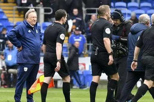  法兰克福主帅赛后批评裁判尺度  