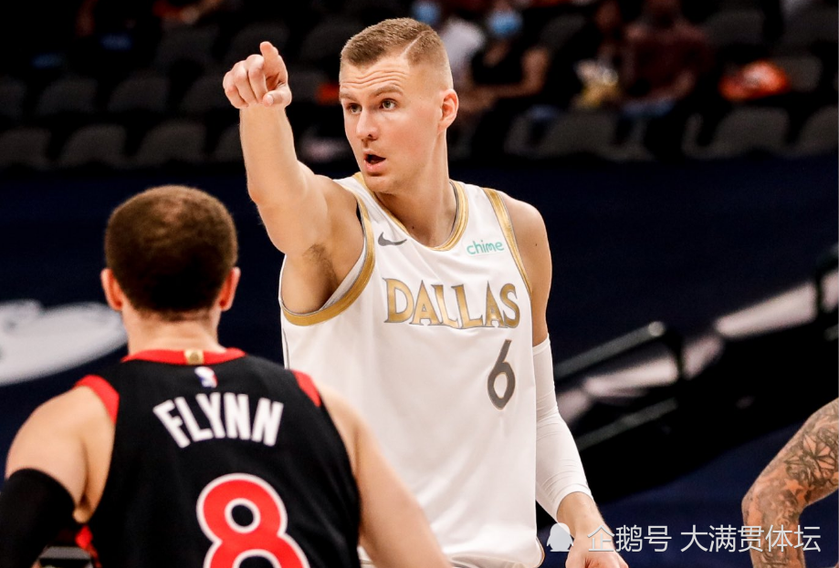  布克压哨跳投太阳险胜独行侠提前锁定季后赛